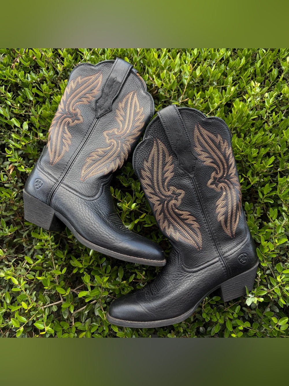Women’s Black Leather Embroidered Ariat Pointed Toe Western Boots Rubber Sole